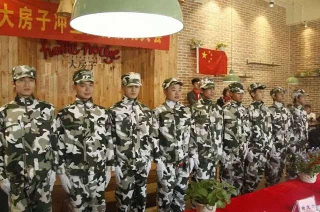 没白给你喂饼！哈登倒地，赵四走过来，随后伸出手：登哥，我拉你起来